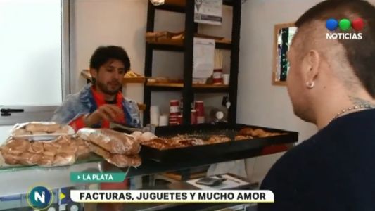 La cruzada solidaria de un panadero que regala facturas a cambio de juguetes