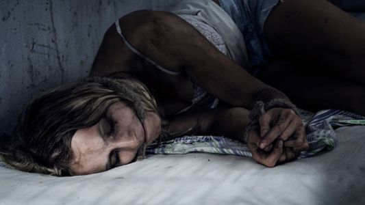 Secuestró a la amante de su marido, le puso ají picante en la vagina y le afeitó la cabeza