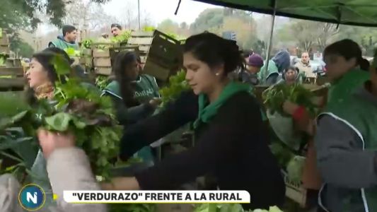 Pequeños productores agrícolas realizaron "verdurazo" frente a La Rural
