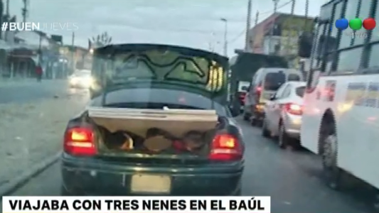 Imagen indignante: viajaba con tres nenes en el baúl del auto