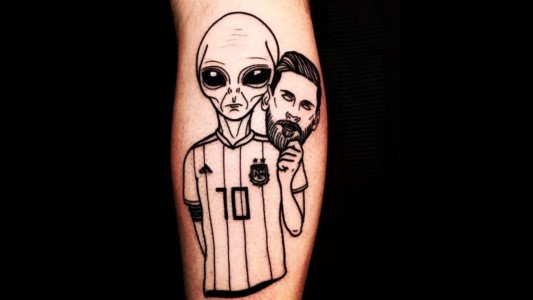¡Un extraterrestre!: el genial tatuaje de un fanático de Messi