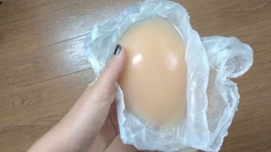 Un padre confundió el corpiño de su hija con pollo, lo metió en el freezer y explotó en las redes