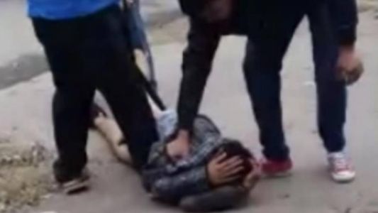 Vecinos enfurecidos golpearon y dejaron desnudo a un ladrón