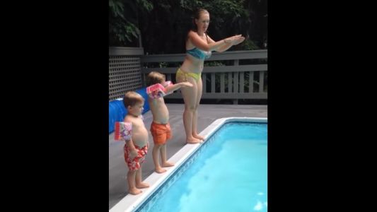 Video viral: el panzazo de un nene que intenta imitar a su madre