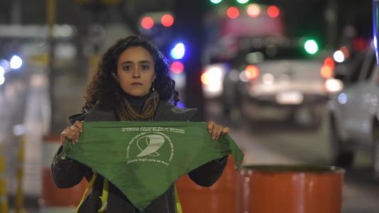 Echaron a una docente de un colegio católico de Córdoba por llevar el pañuelo verde a favor del aborto