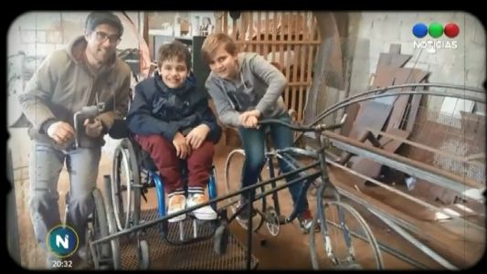 Amistad incondicional: construyó una bici para andar con su primo que usa silla de ruedas