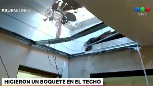 Robaron una óptica a través de un boquete