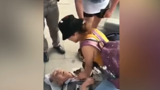 Impresionante video: una estudiante "resucitó" a un anciano en una estación de tren