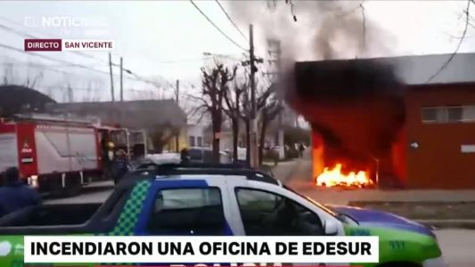 Cansados de los cortes de luz, vecinos de San Vicente incendiarion una oficina de Edesur