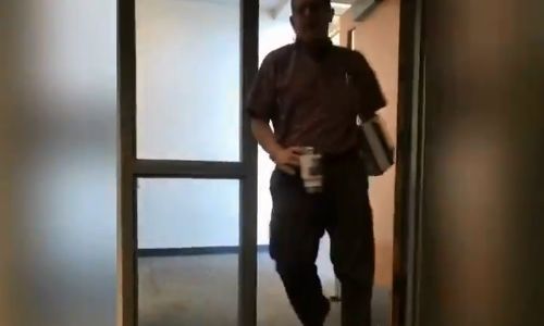 "Good morning" el saludo viral de un profesor grabado durante seis meses