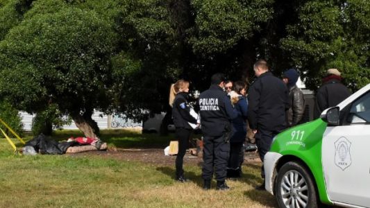 Murió una mujer en situación de calle mientras dormía junto a su pareja