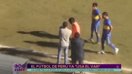 Insólito: un árbitro usó la cámara de un fotógrafo para validar un gol