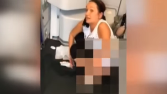 Tremendo video: una pasajera hizo pis en medio del avión porque no la dejaron ir al baño