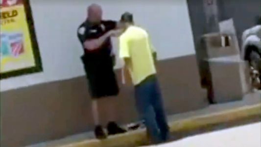 Viral conmovedor: un policía ayudó a un hombre que vive en la calle a afeitarse para conseguir trabajo