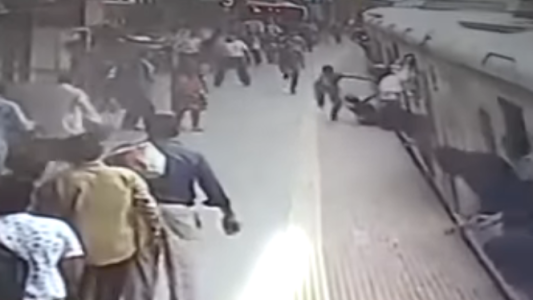 Dramático video: una mujer quedó atrapada en un tren en marcha y fue arrastrada por la estación