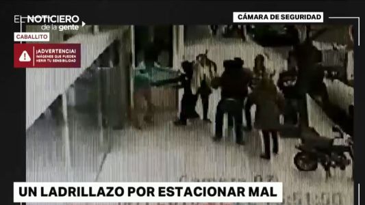 Brutal golpiza a un joven que estacionó mal