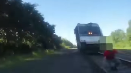 Dramático rescate: un policía salvó a un hombre de ser arrollado por un tren