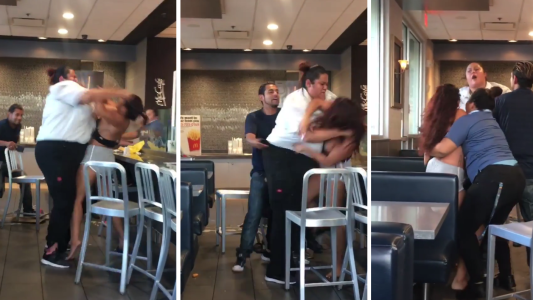 VIDEO: brutal pelea entre una clienta y una empleada de un local de comida rápida