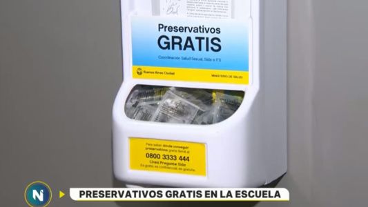 La primera escuela con expendedora gratuita de preservativos