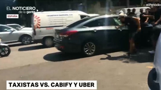 Taxistas de Barcelona agreden a conductores de Uber y Cabify