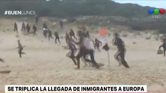 Turistas filman la llegada de cincuenta migrantes a una playa de España