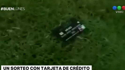 A falta de monedas, hicieron el sorteo del saque inicial con una tarjeta de crédito