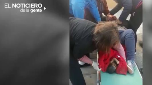 Asistida por policías, tuvo un bebé en la calle
