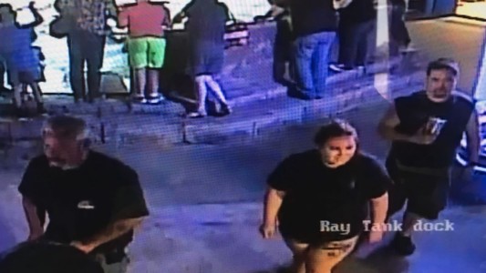 Robo insólito: se llevaron una cría de tiburón dentro de un cochecito de bebé