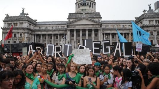 Martes verde en el Congreso: pañuelazo por el aborto y marcha de estudiantes secundarios