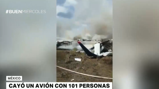 Cayó un avión con 101 personas: hay dos heridos graves