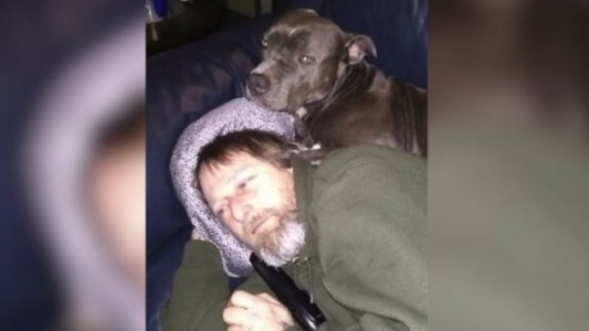 Un hombre perdió sus piernas y manos por una infección causada por una lamida de su perro