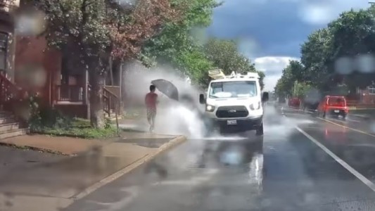 Chofer "gracioso" terminó despedido: atravesaba charcos con la camioneta para mojar a la gente