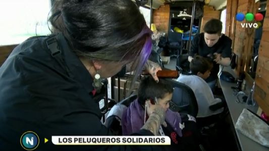 La emocionante cruzada de los peluqueros solidarios