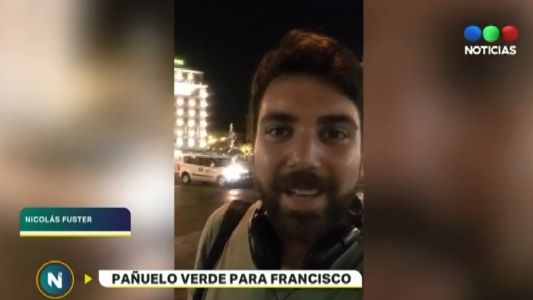 Un argentino le entregó un pañuelo verde y una carta al Papa Francisco pidiendo por el aborto