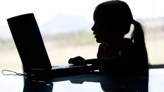 Se hicieron pasar por su hija adolescente, citaron al hombre que la acosaba y le dieron una paliza