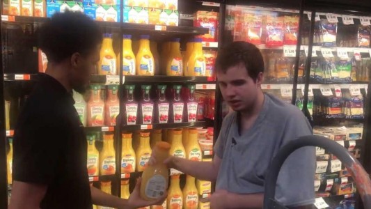 El emotivo gesto de un repositor de supermercado con un joven con autismo