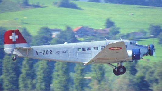 Se estrelló un avión antiguo en los Alpes suizos: hay 20 muertos