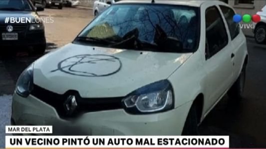 Estacionó mal y le pintaron el auto