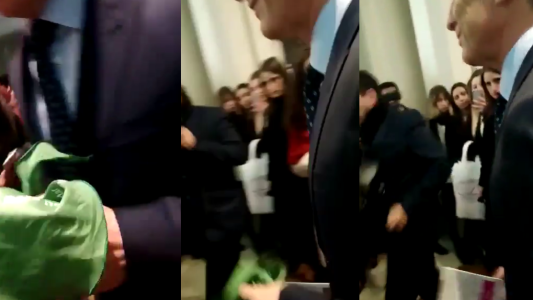 Video: el momento en que Mauricio Macri recibió un pañuelo verde a favor del aborto legal
