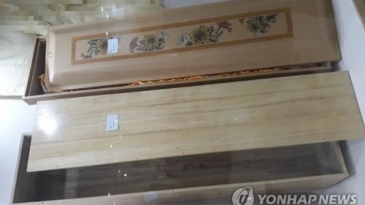 Como parte de un ritual contra la desgracia, durmió dentro de un ataud y murió