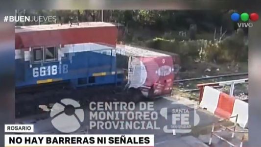 Video: un tren chocó a una camioneta en Rosario