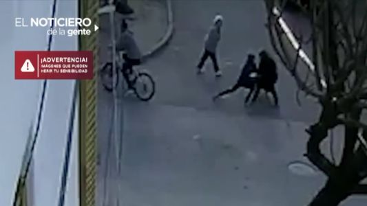 Video: le dieron una paliza para robarle la cartera