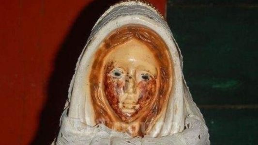 ¿Milagro en Salta?: filmaron a una imagen de la virgen que llora sangre