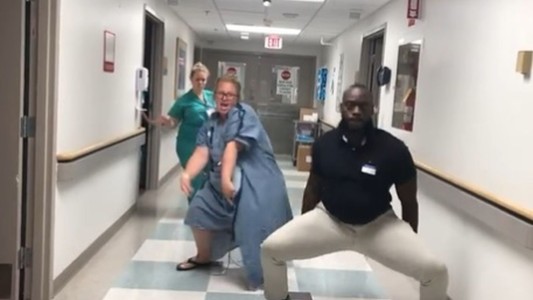 El increíble baile de una mujer embarazada minutos antes de dar a luz