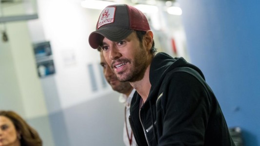 Enrique Iglesias, imparable: se le fue la mano con una bailarina y beso apasionado con una fan