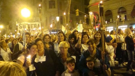 Marcha de silencio por los dos muertos en la escuela de Moreno