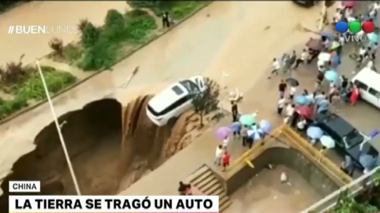 La tierra se tragó un auto