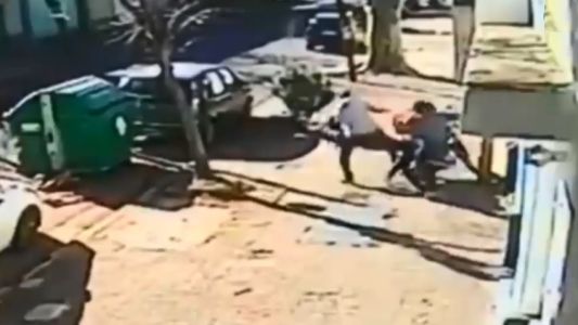 Video: el "motochorro" al que le sale todo mal