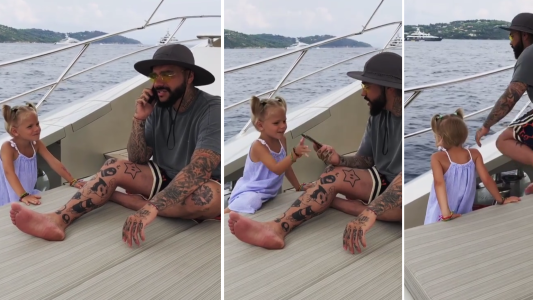 VIDEO: una nena tiró al agua el celular del papá porque la ignoraba y se armó una enorme polémica