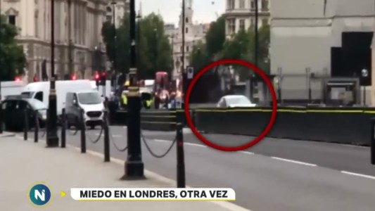 Un vehículo se estrelló contra el Parlamento de Londres: hay heridos